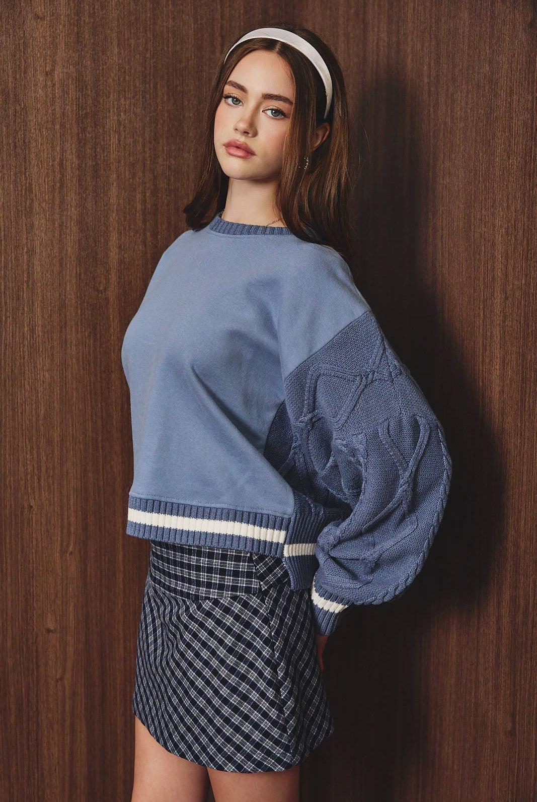 Le Lis sweatshirt with knit sweater sleeves, featuring a cozy design and contrasting textured sleeves for stylish comfort.