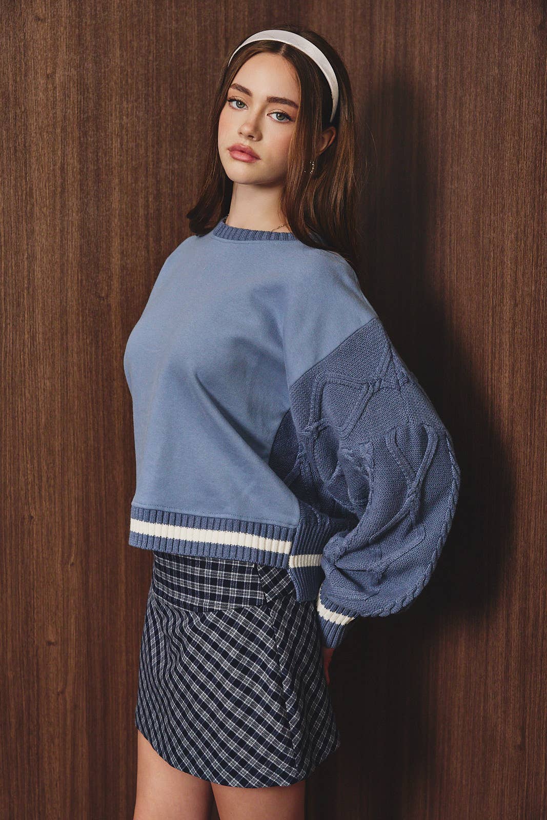 Le Lis sweatshirt with knit sweater sleeves, featuring a cozy design and contrasting textured sleeves for stylish comfort.