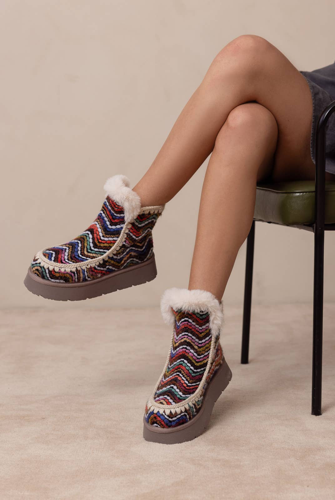 OASIS SOCIETY Joyce winter boot with shearling trim, platform sole, and stylish design for cold weather comfort.