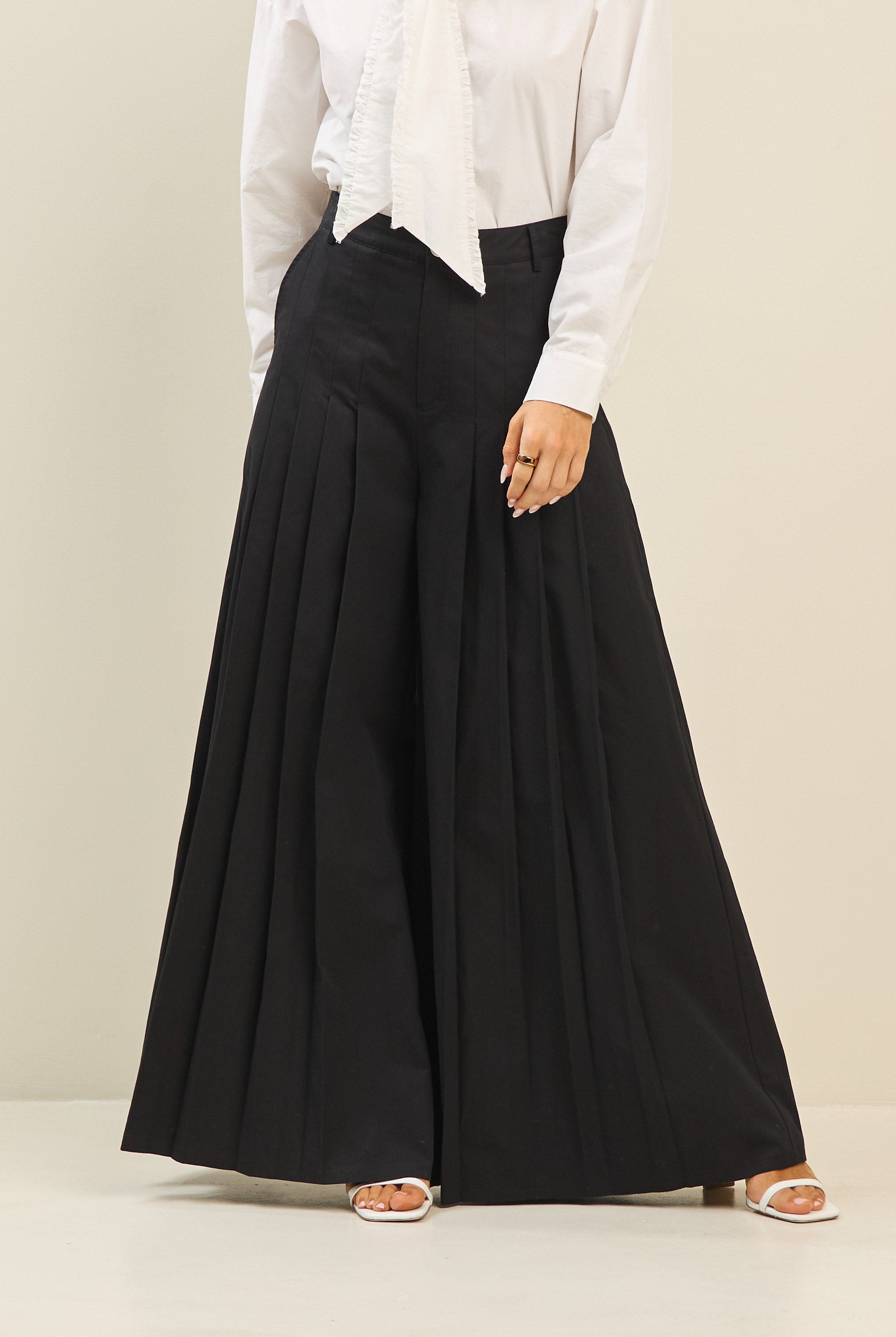 Wide-leg cotton trouser from RARA Boutique featuring pleated design and ultra-wide fit, styled as a fashionable ultra-wide leg pant.