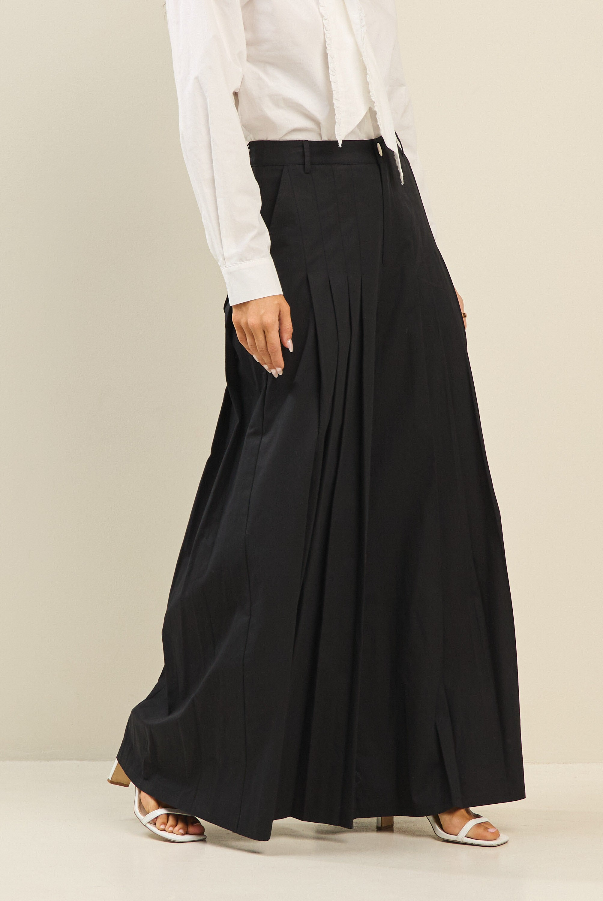 Light beige pleated ultra-wide leg cotton trousers from RARA Boutique, showcasing a relaxed fit and high waist design.