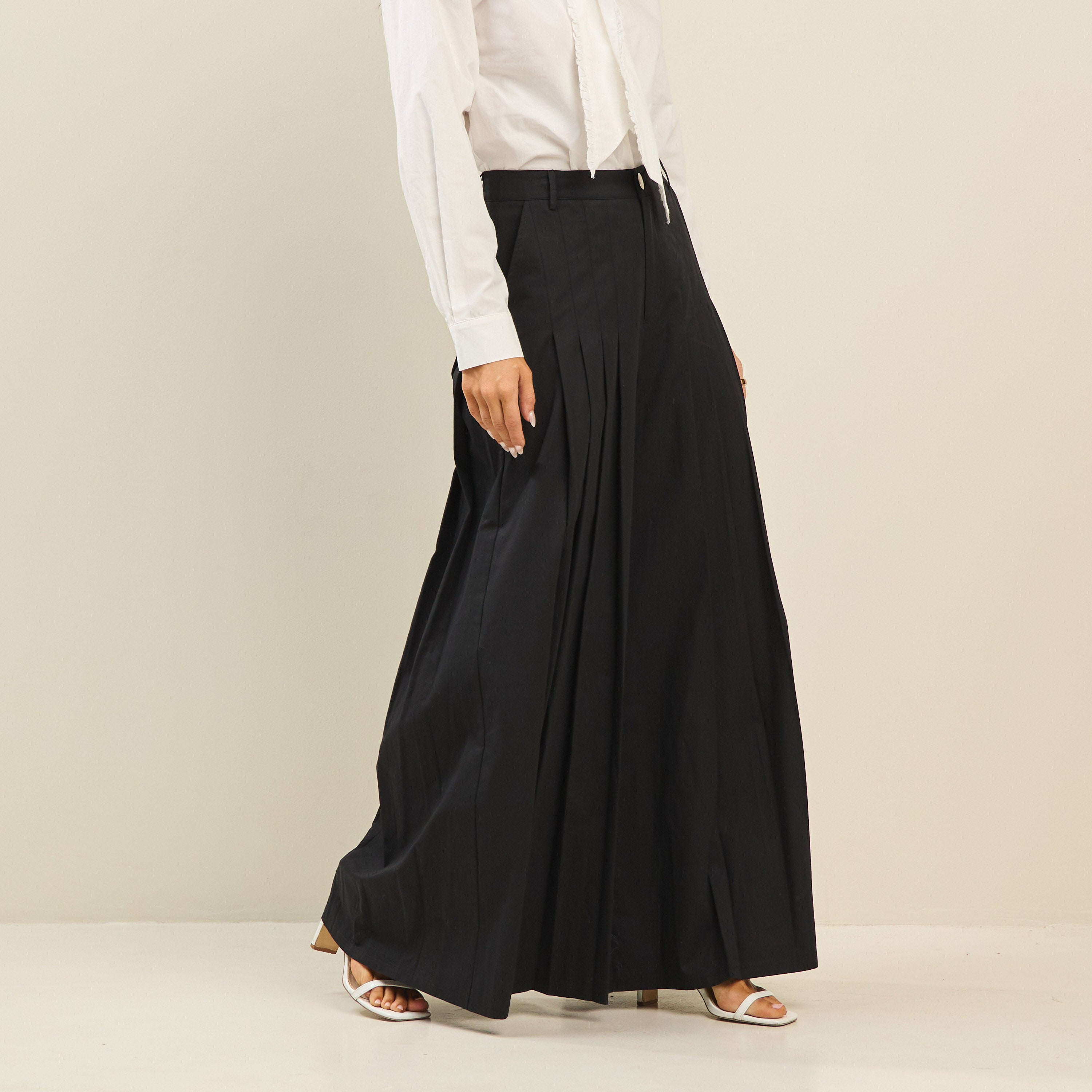 Light beige pleated ultra-wide leg cotton trousers from RARA Boutique, showcasing a relaxed fit and high waist design.