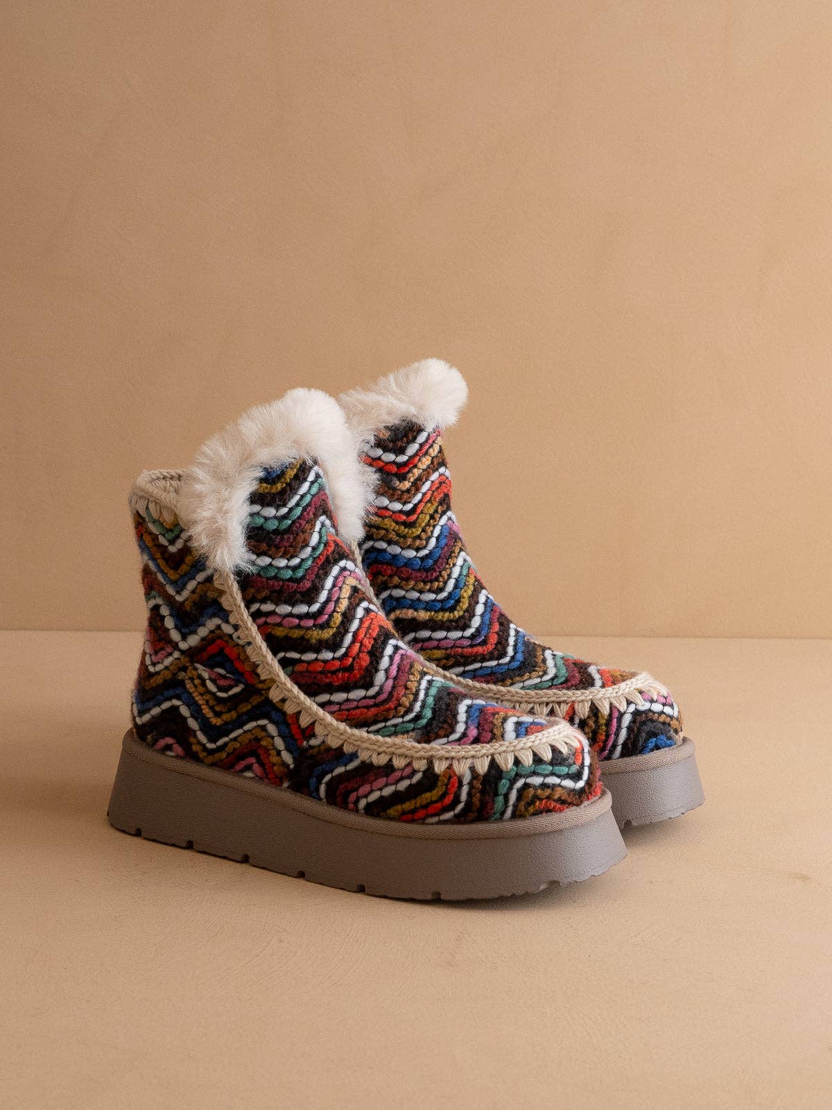 OASIS SOCIETY Joyce winter boot with shearling trim, platform sole, and stylish design for cold weather comfort and fashion.