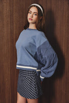 Le Lis sweatshirt with knit sweater sleeves, featuring a cozy design and contrasting textured sleeves for stylish comfort.