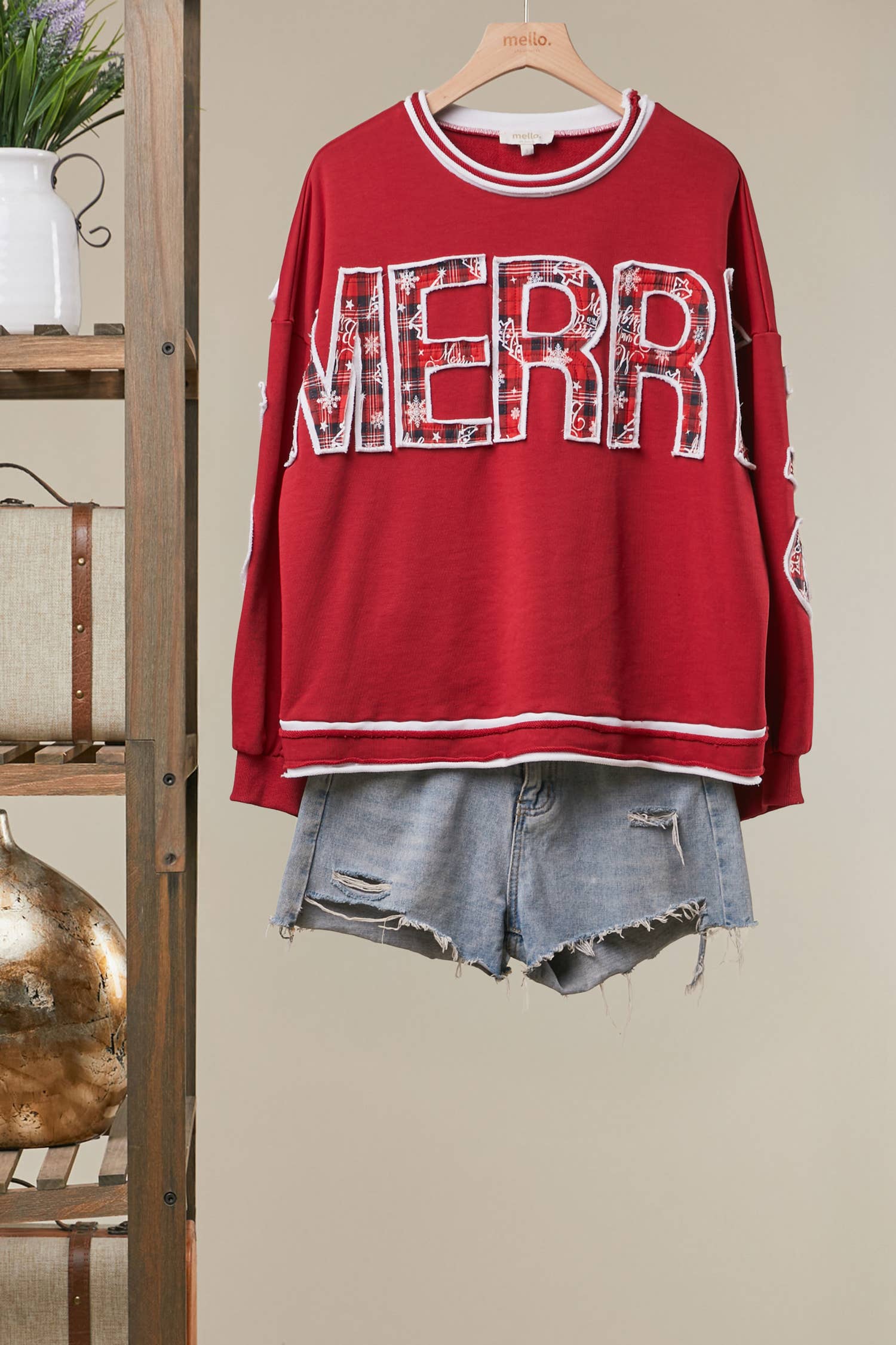 Mello holiday Christmas sweatshirt with "Merry Christmas" letter design, cozy sweater for festive occasions