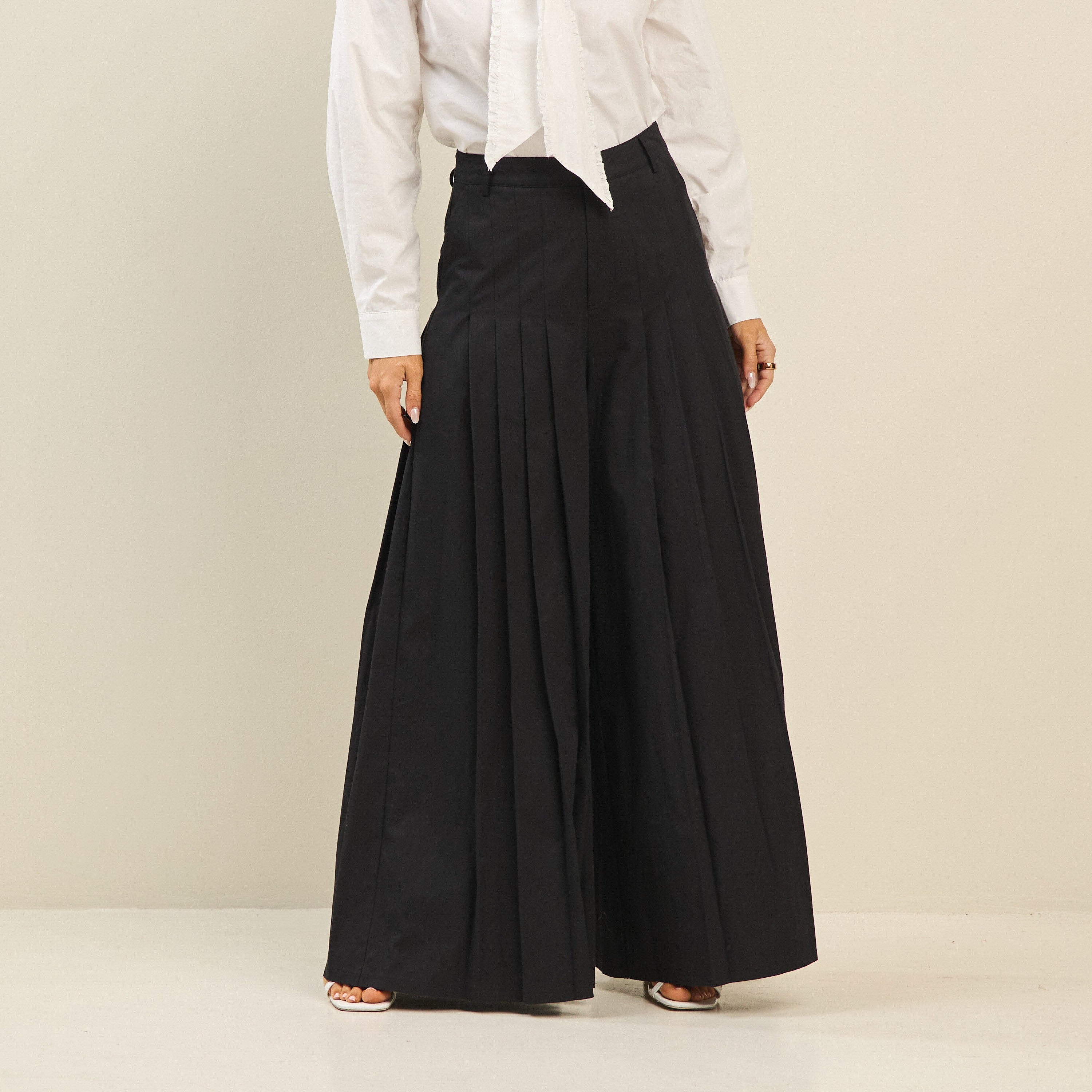 Light beige pleated ultra wide-leg cotton trousers from RARA Boutique, featuring a relaxed fit and high waist design.